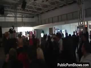 Velika breasted stripper sedi na a srečen fantje obraz in dobi ji muca polizala na faza