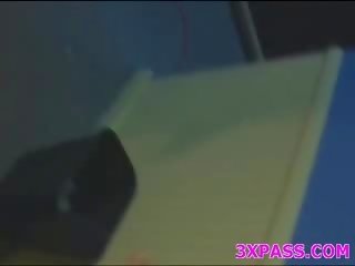 양성의 striplings 과 에이 젊은 여성