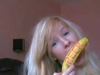 Blond başlangyç dildoing with banan
