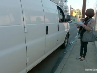 Mini turist s velika prsi dobi grabbed v a kombi in uničena s velika črno pipe