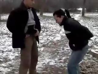 Youth dulkinimasis ir šlapinimasis apie bjaurus meilužis
