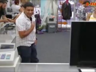 Pervert dude fucked the lassie while the bf is nonton