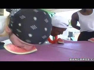 Chicks are delighting jocks with their mouths