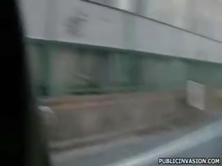 Magnificent madilim buhok asyano kagandahan sucks hawakan ng pinto sa publiko