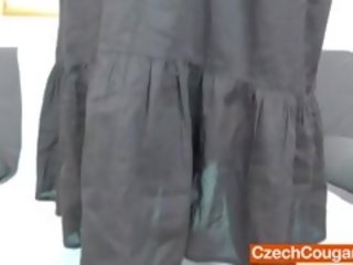 열렬한 주부 유쾌한 와 그녀의 플라스틱 찌르기