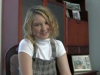 Britský katie podmanivý pokojská