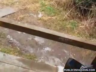 Murdar pigtailed bruneta face adanc gât în public