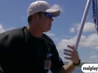 Superb babes v shark klec a snowboarding zatímco vše nahý