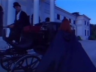 Lascivious kurbe imajo divje nighttime lezbijke umazano film v temno soba