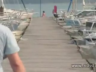 Bab dalam majlis mood mengambil personable si rambut coklat dalam bikini pada yang bot perjalanan