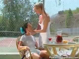Dy joshës tenis duke luajtur lezbike babes part3