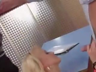 Ξανθιές σε μπαρ λαμβάνουν σειρά επί πέτρος με πολύ τυχερός buddy