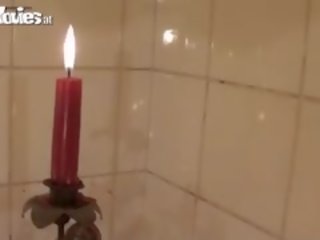 Lesbičky těšit lízání v the jacuzzi
