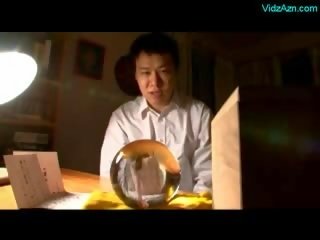 Big boob babeh masturbasi having orgasme in front of the pangilon on the bed