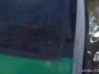 Latina dobil ji muca surveyed na prostem s na border policija