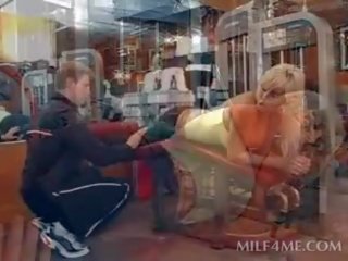 Blondinka mommy does her work out naked