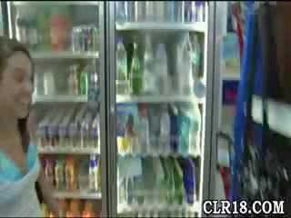 Kukulla merr inat e shtënë në bythë
