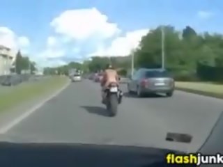 Eşiksiz tattooed jatty sürmek a motorcycle