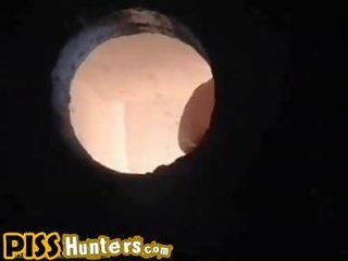 Okouzlující málo trickle na čurat dostane voyeured
