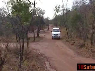 Чорна підліток відстій і лиже жорсткий біла пеніс під час safari