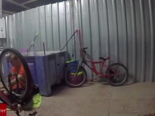Engrasando la bicicleta y el coÃ±o de la gorda grabado con cÃ¡mara oculta GUI030