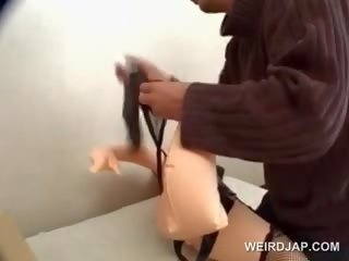 아시아의 험악한 친구 빌어 먹을 그의 플라스틱 성인 클립 인형 와 색욕
