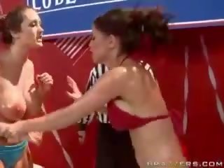 汗 褐髮女郎 帥哥美女 在 bikinies 有 tremendous 女同志 的劇烈爭吵