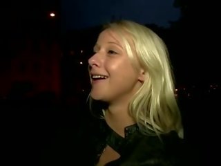 Euro diva embraces and blows during kino düşmek with