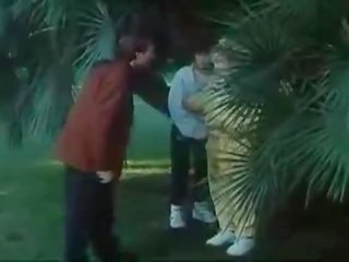 Küntije teens fucked outdoors in a wintaž scene