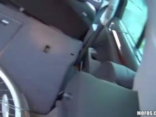 Hitchhiker burvīgs pusaudze ceļamais krāns tumšs fucked