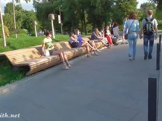 Jeny ковач walks в а парк не гащи къса пола преглеждания