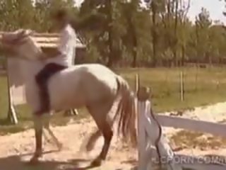 Палкий людина трахає a привабливий великий бубон країна дорогий