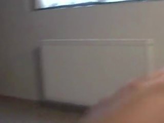 Havran dospívající dělá hluboké kouření a dostane obličejový