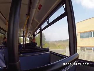 Treshe qij festë në publike autobuz