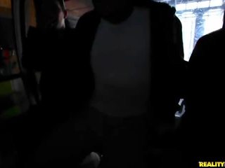 Marrjenëgojë në the moving gandola dhe e mahnitshme bythë në një i madh organ seksual i mashkullit