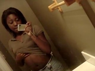Ebony beauty ngobahke driji her cunt in the jedhing