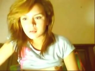 Teenager with curly hairs playing with her manis nyenyet cunt on cam
