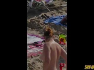 Terrific nagy cicik monokini menyecske - kukkolás amatőr tengerpart film