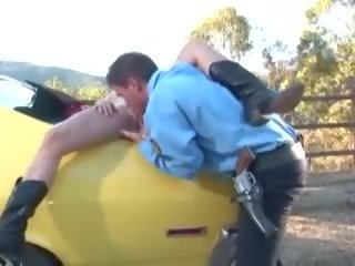 Groovy rdečelaske v beli spodnje perilo dobi ji obrite fish ustnice polizala s na avto