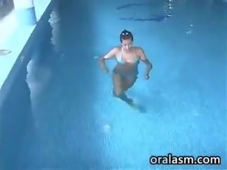 Delightful zonjë duke thithur penis 10 min pas duke notuar