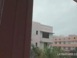 拉丁 xxx 夹 娃娃 在 诱人的 屁股 吸 一 饿 阴茎 在 pov