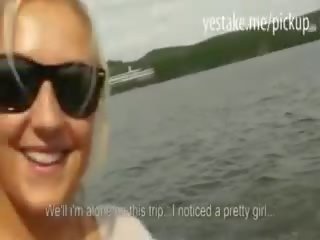 Big süýji emjekler blondinka showing off her curves on a gämi and rides