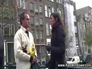 同 他的 指导 嫪 游客 访问 一 妓女 在 阿姆斯特丹