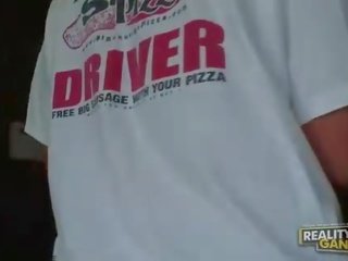 Prsatá amatér blondýnka dělá výstřik a titsjob pro pizza lad