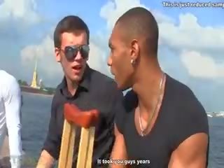Adoleshent nuse jep kokë në the makinë