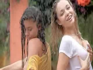 Bela meninas em o chuva