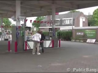 Molto incinta figlia pubblico trio a un gas stazione