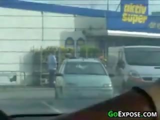 Attraente studentessa scopata in un auto