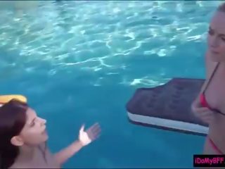 Duke notuar festë turns në i shkëlqyer katërshe veprim nga the pishinë