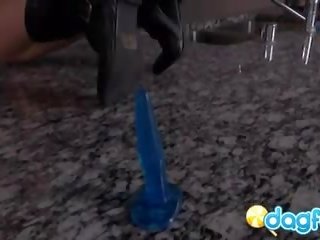 Diva emo kami siede su suo culo spina